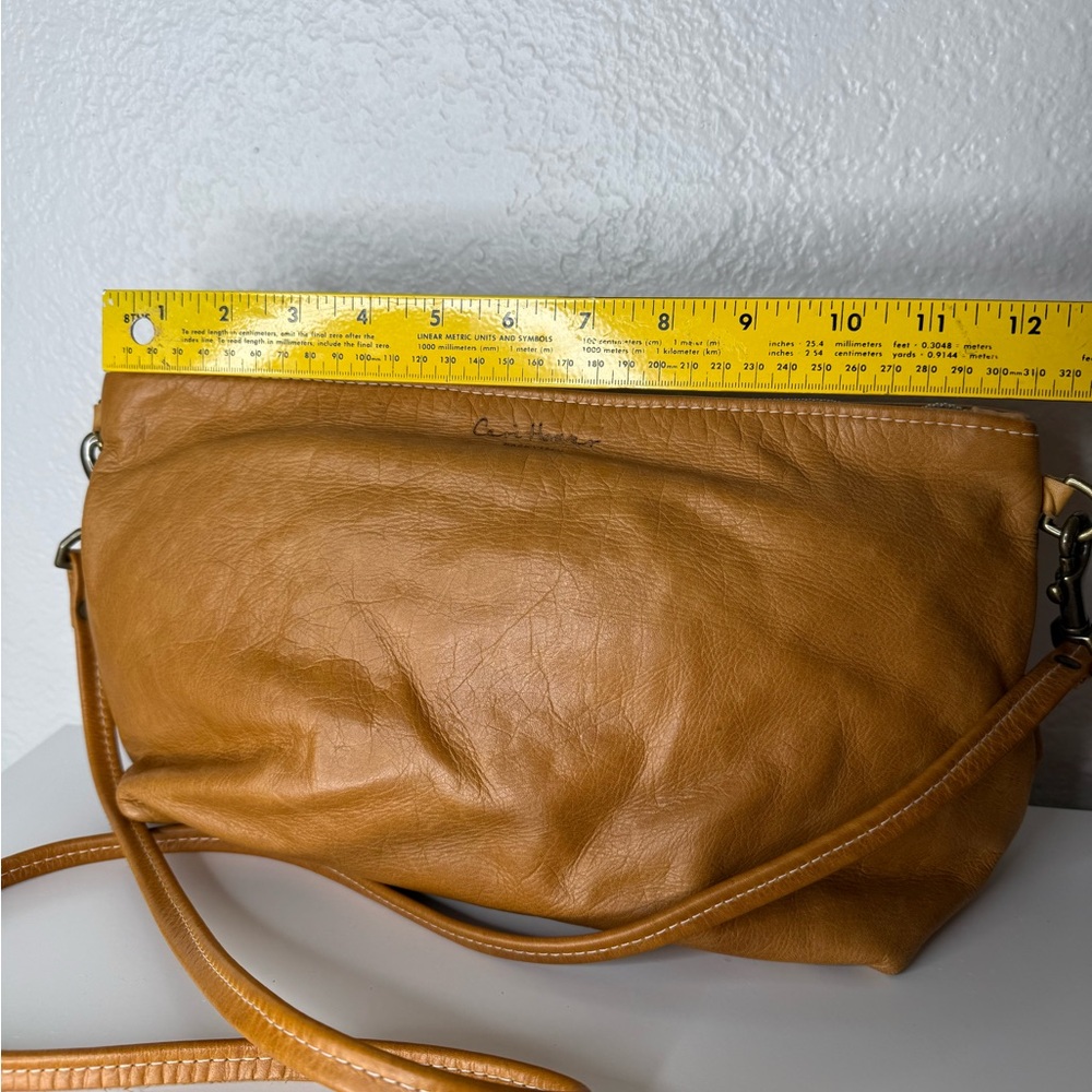 Ceri Hoover Penny Tan Leather Crossbody Bag - Picture 7 of 10